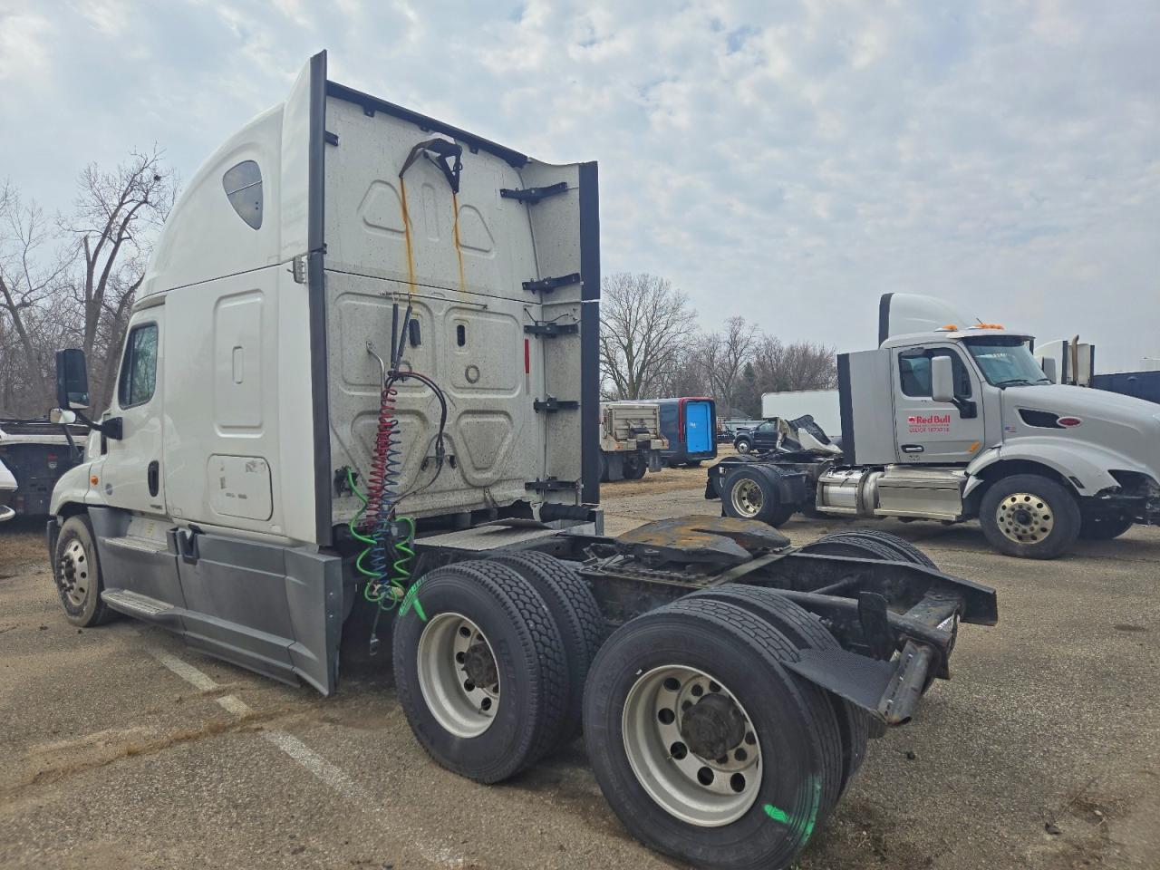 Freigliner Cascadia 125