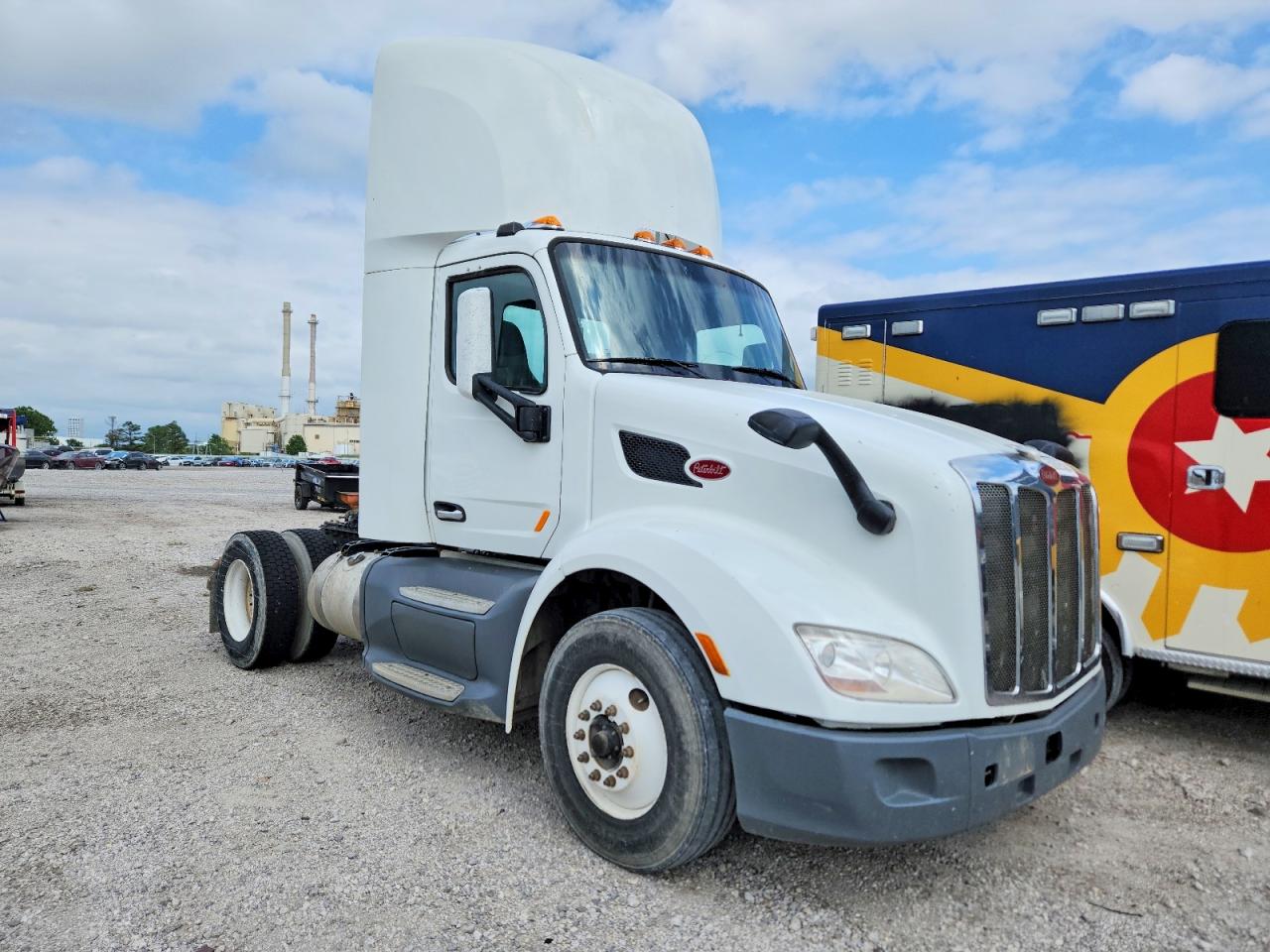 Salvage Peterbilt 579 Image