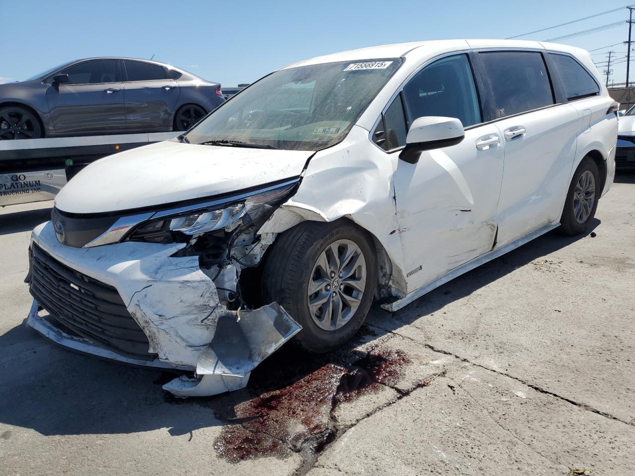 Salvage Toyota Sienna Image