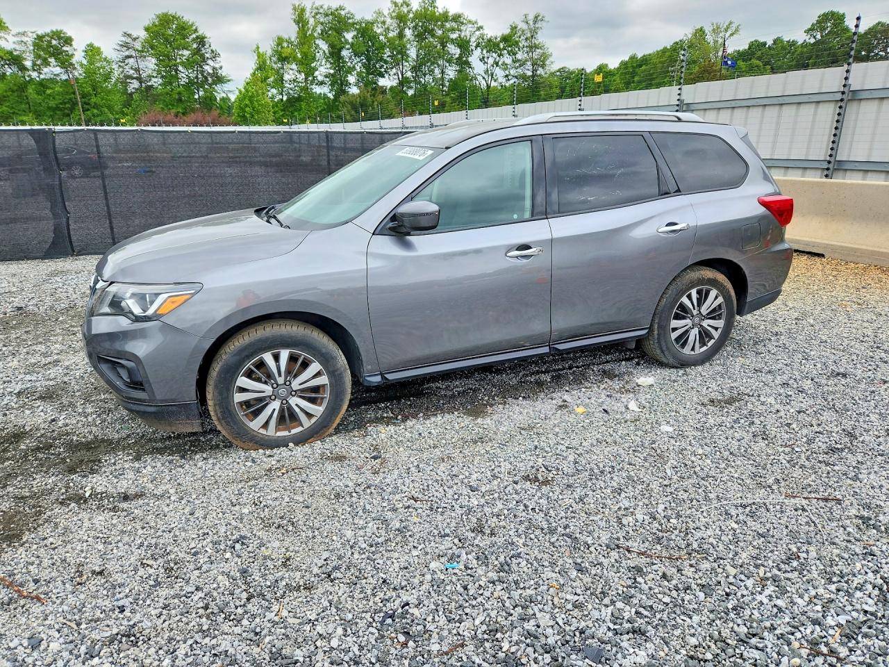 Salvage Nissan Pathfinder Image