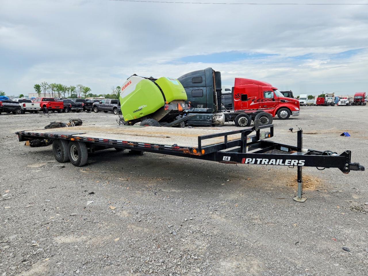 Salvage Peterbilt Tractor Image