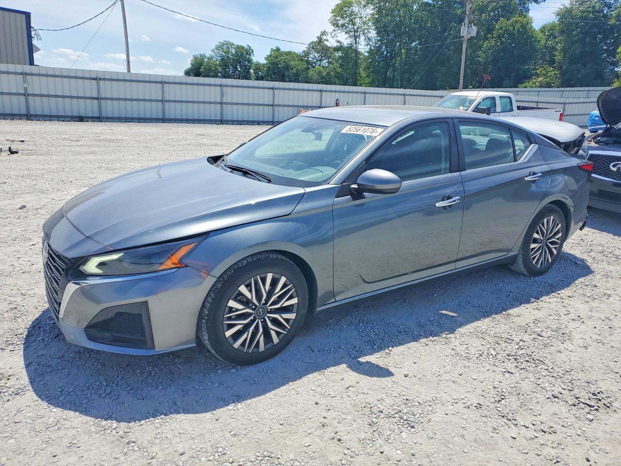 Salvage Nissan Altima Image