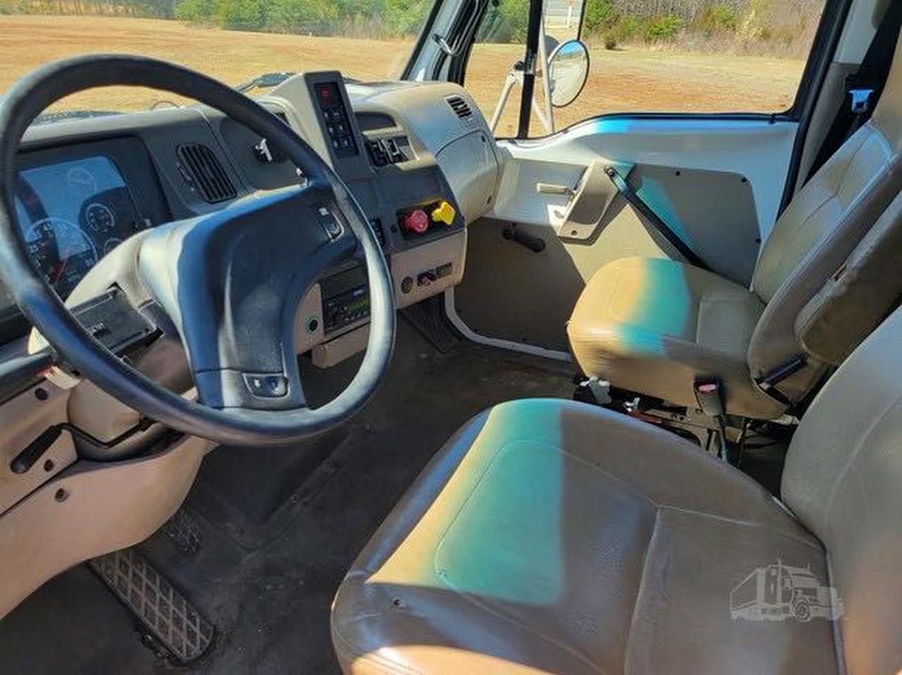 Sterling Truck L 8500