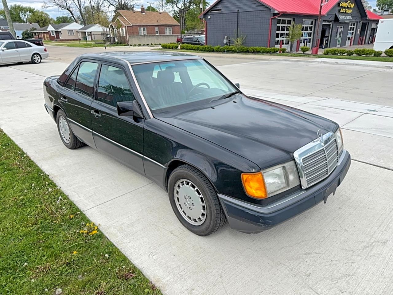 Salvage Mercedes-Benz 300-Class Image