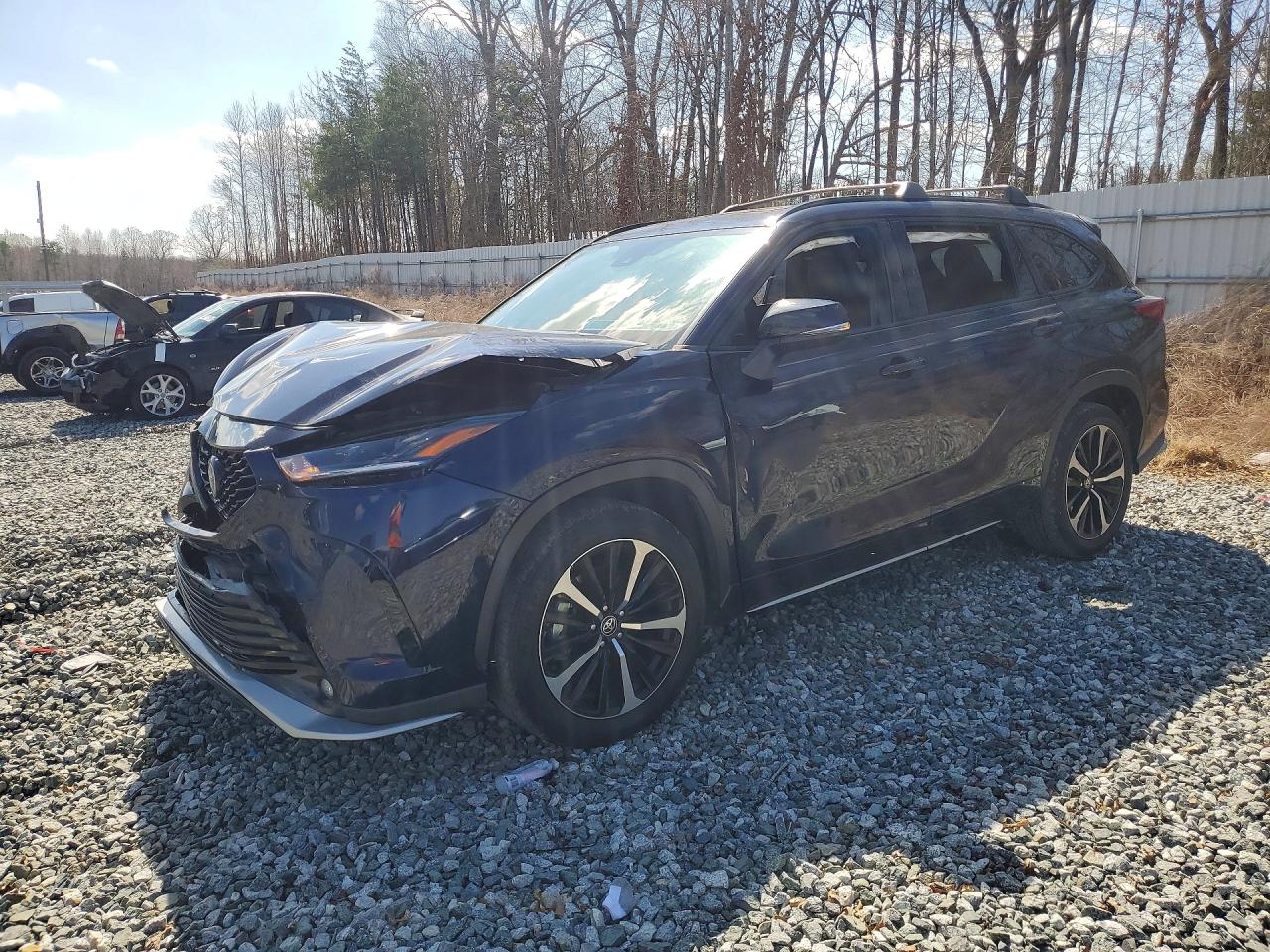 Salvage Toyota Highlander Image