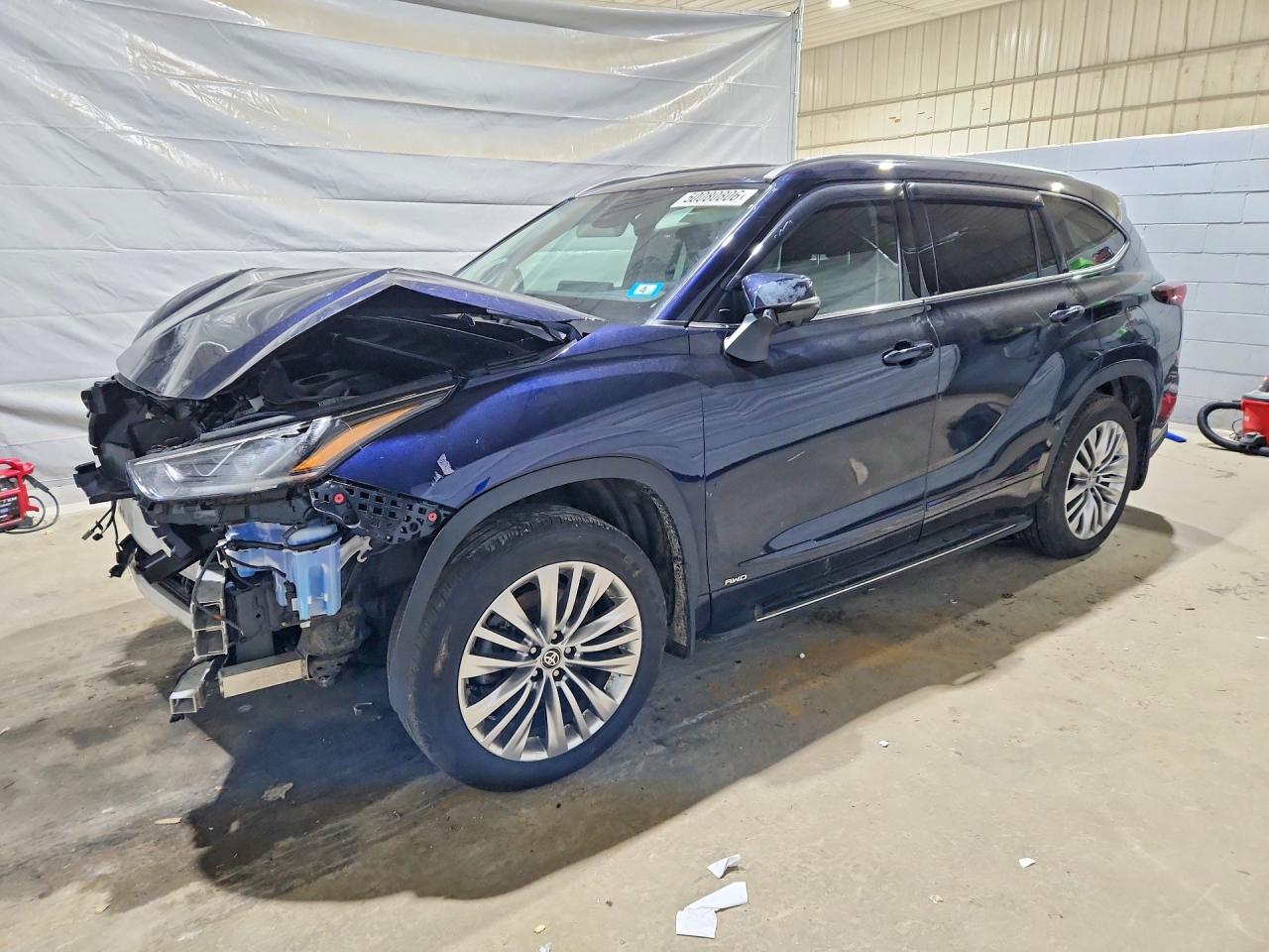 Salvage Toyota Highlander Image
