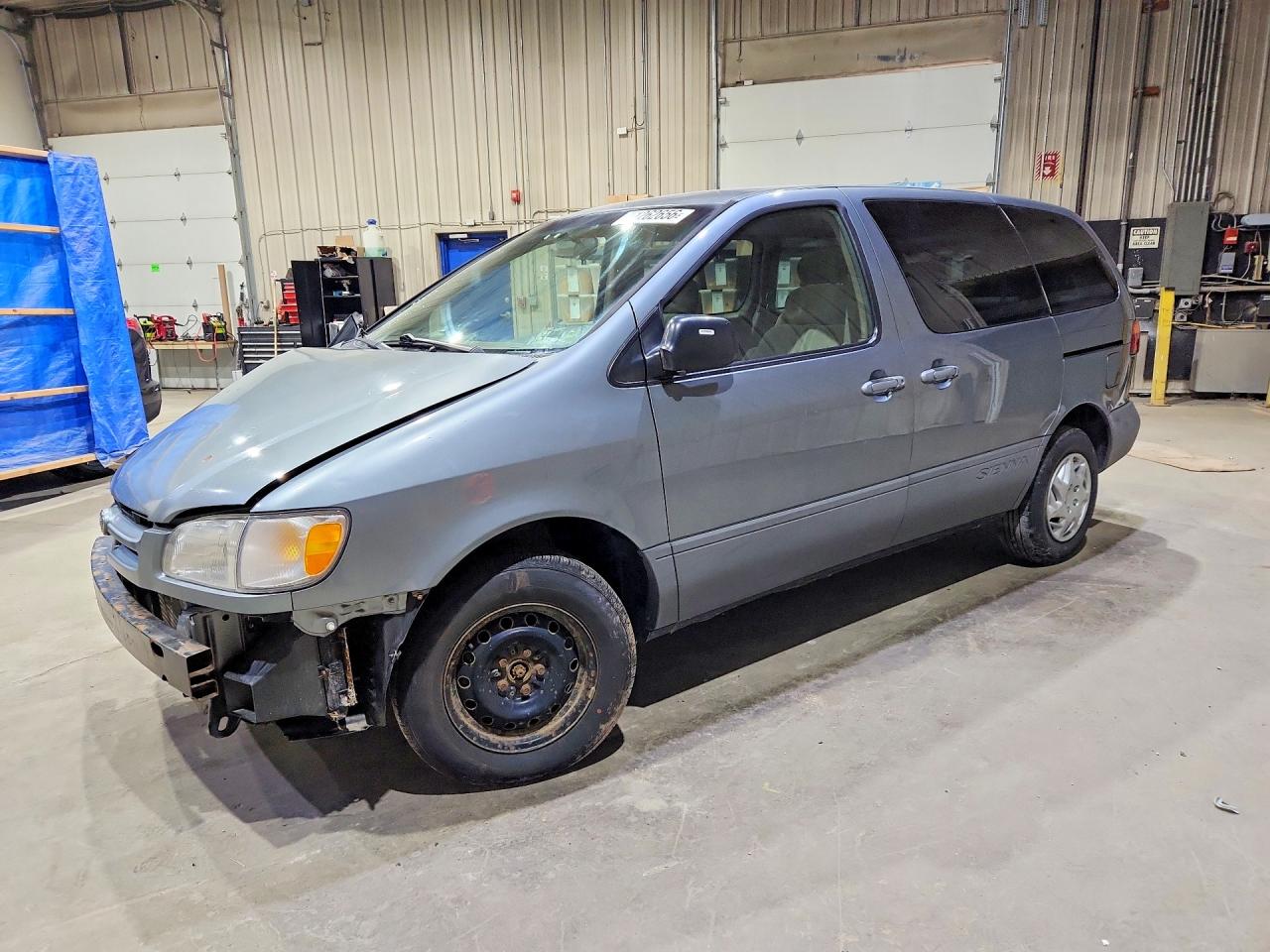 Salvage Toyota Sienna Image