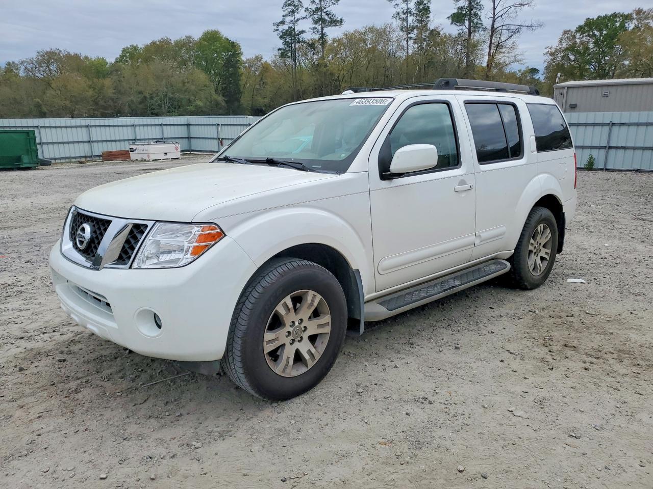 Salvage Nissan Pathfinder Image