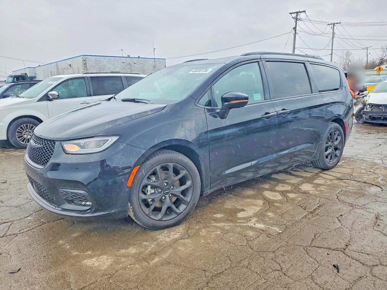 Salvage Chrysler Pacifica Image