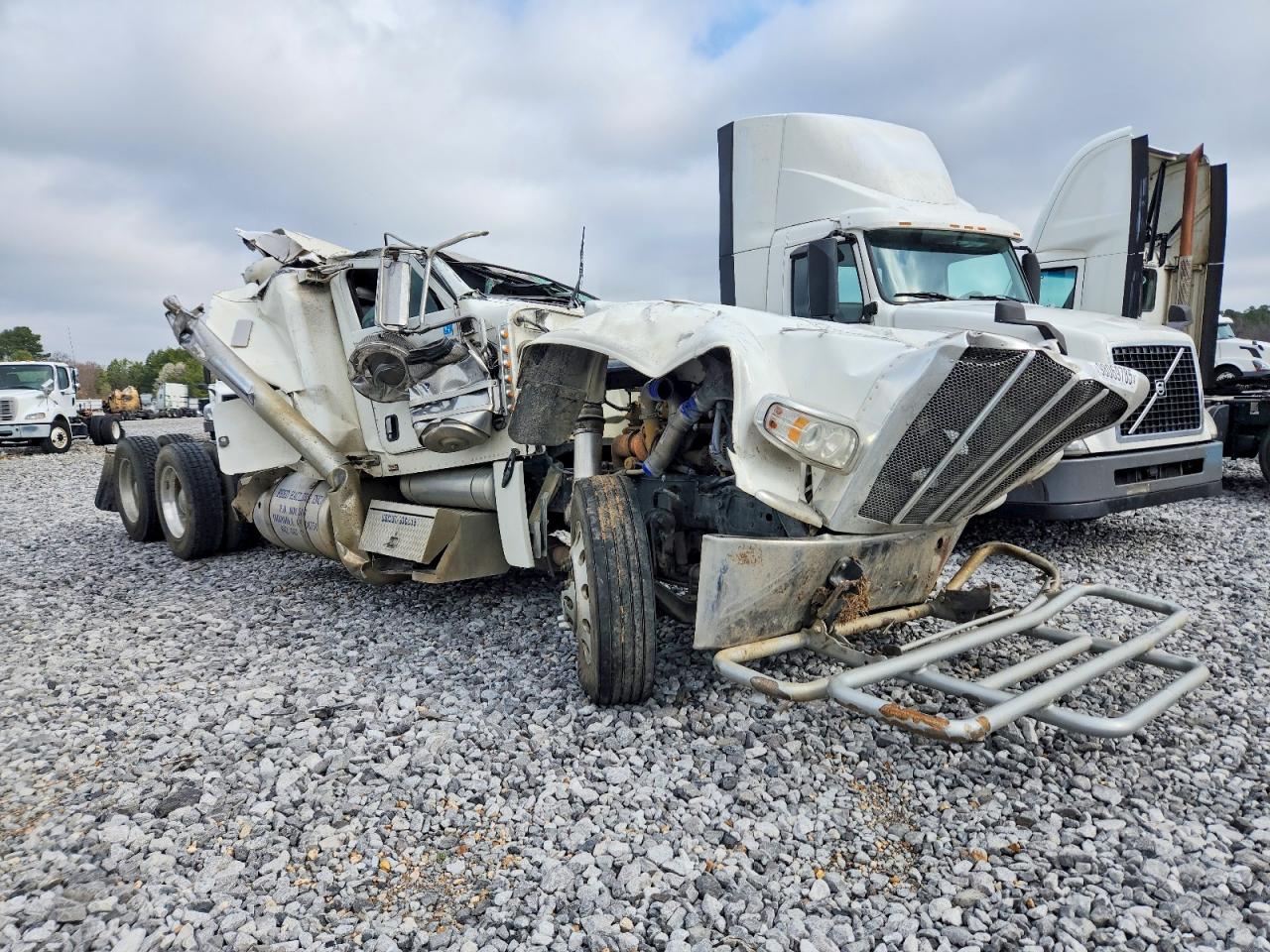 Salvage Peterbilt 389 Image
