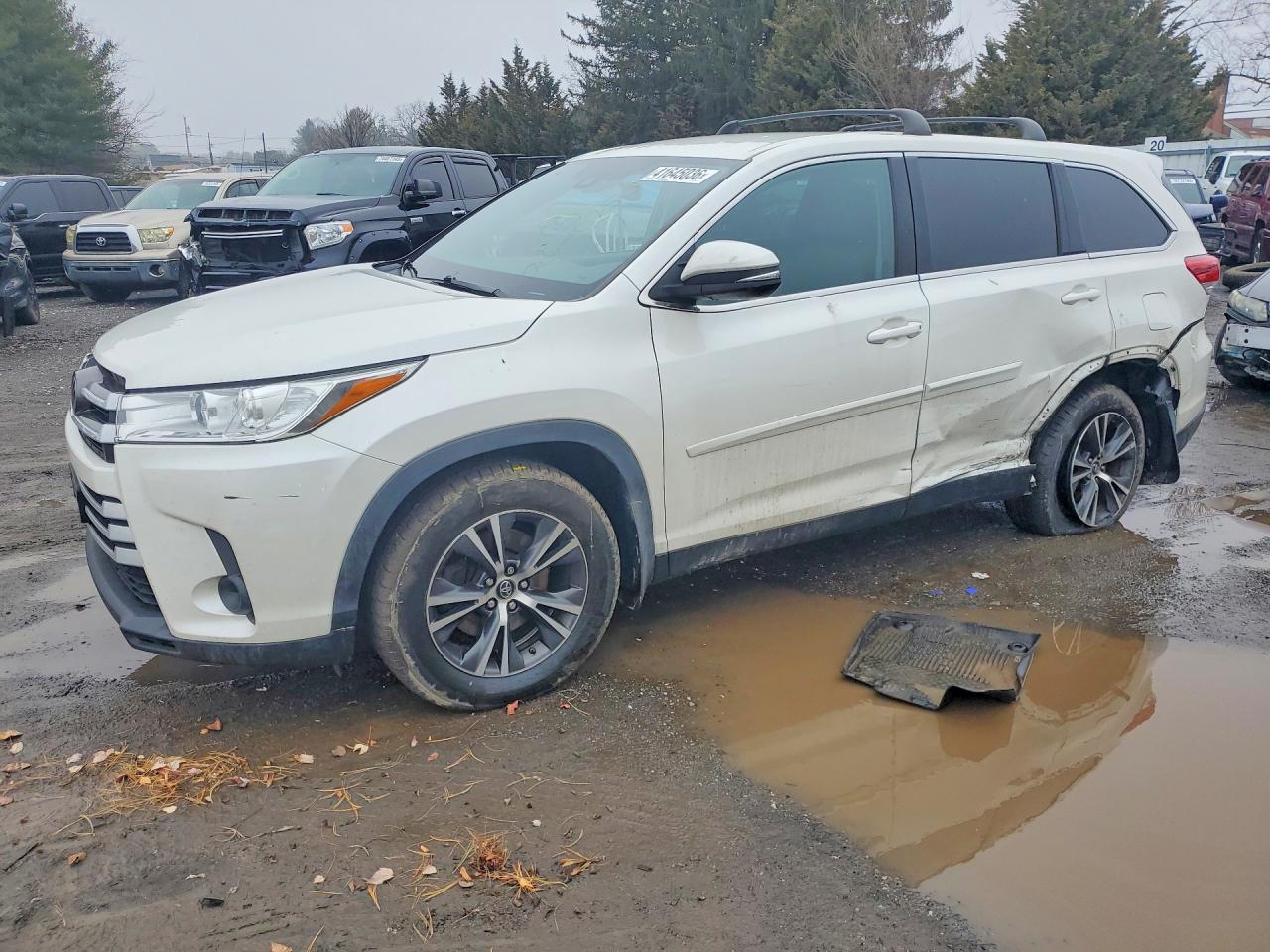 Salvage Toyota Highlander Image