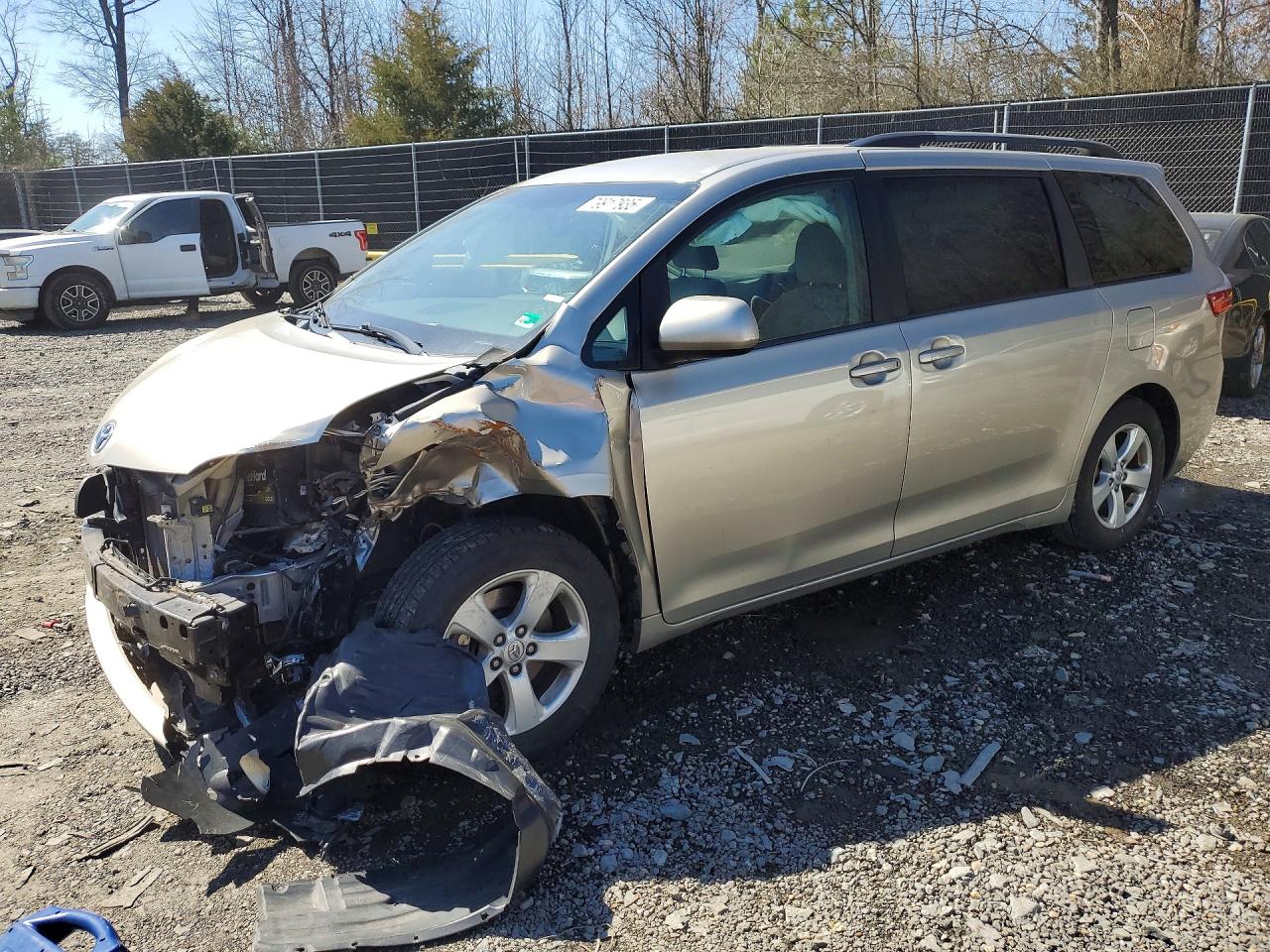 Salvage Toyota Sienna Image