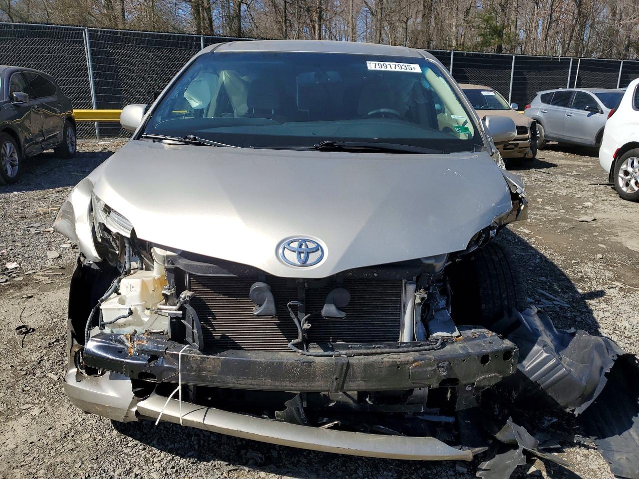 Toyota Sienna Le 8-passenger