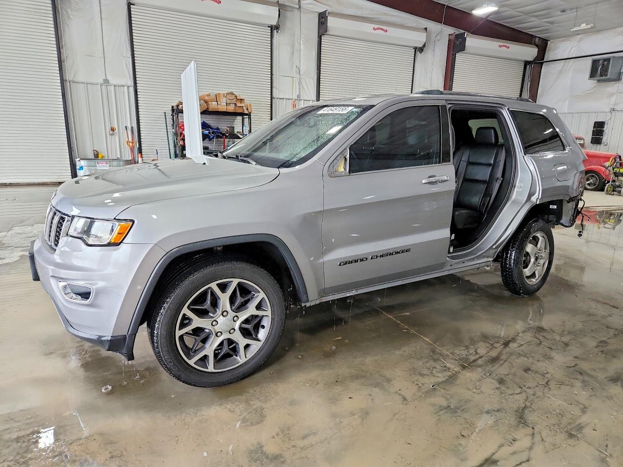 Salvage Jeep Cherokee Image