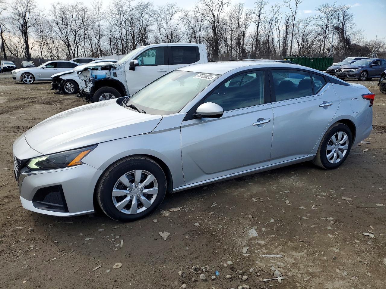 Salvage Nissan Altima Image