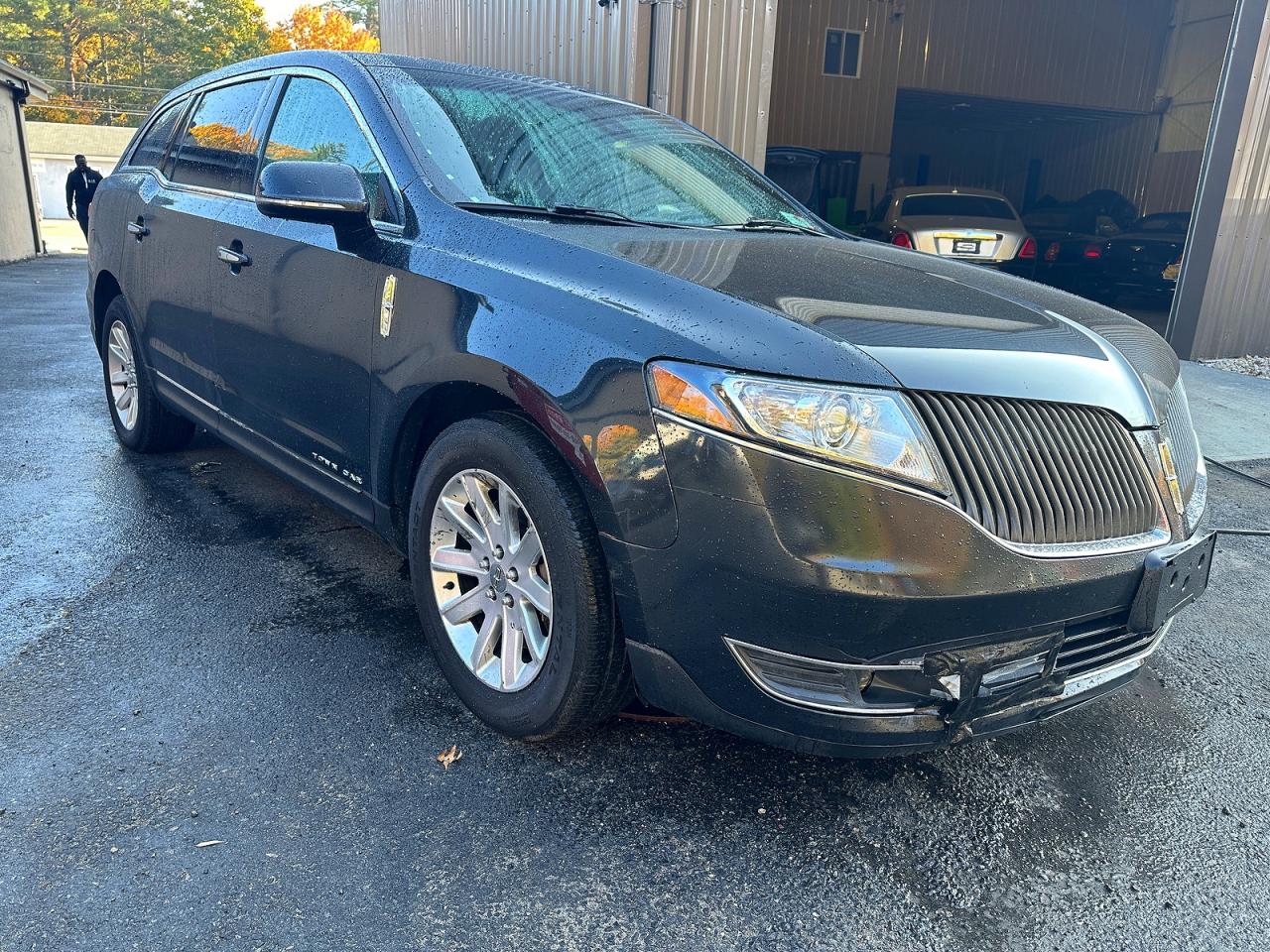 Salvage Lincoln MKT Image