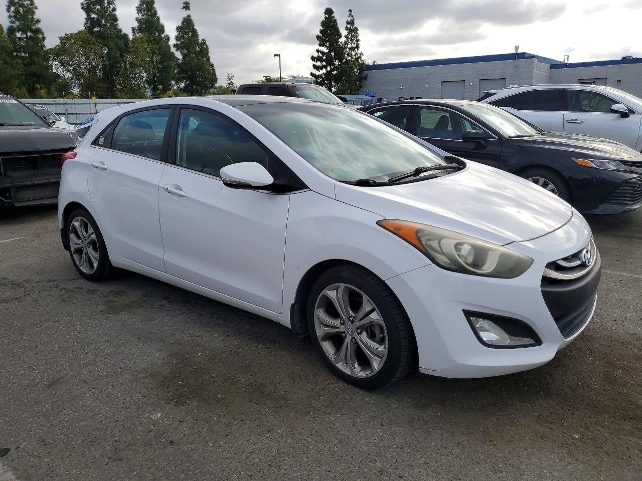 Hyundai ELANTRA Base