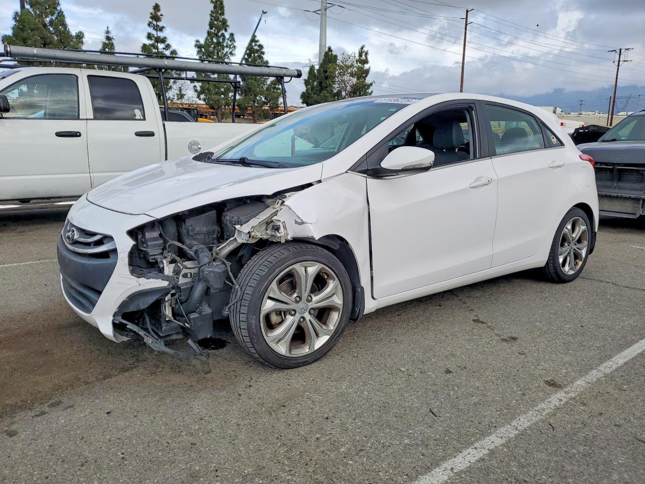 Salvage Hyundai ELANTRA Image