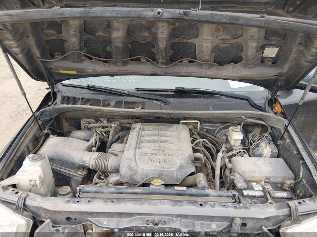 Toyota Sequoia Sr5 5.7l V8