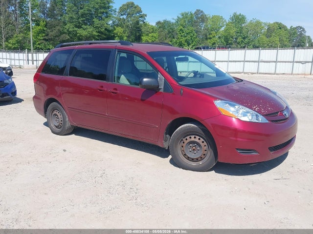 Salvage Toyota Sienna Image