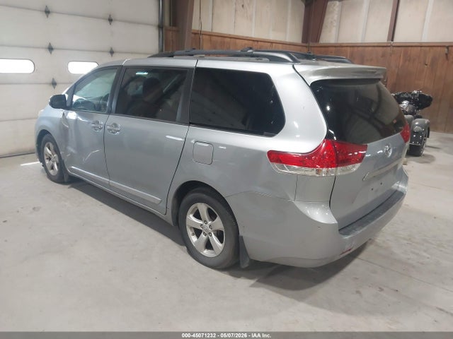 Toyota Sienna Le V6 8 Passenger