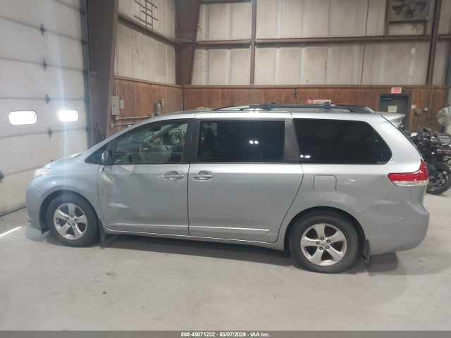 Toyota Sienna Le V6 8 Passenger