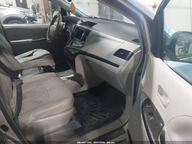 Toyota Sienna Le V6 8 Passenger