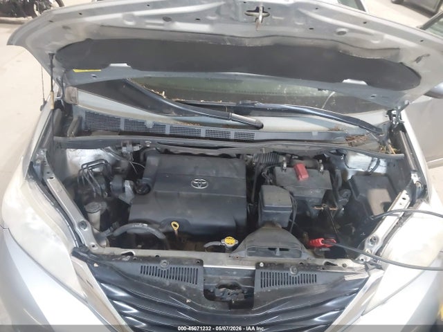 Toyota Sienna Le V6 8 Passenger