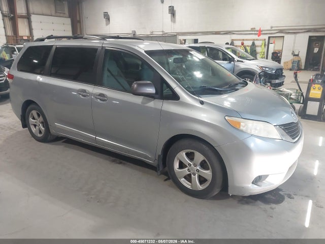 Salvage Toyota Sienna Image