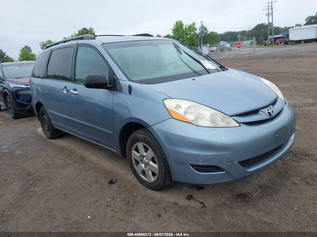 Salvage Toyota Sienna Image