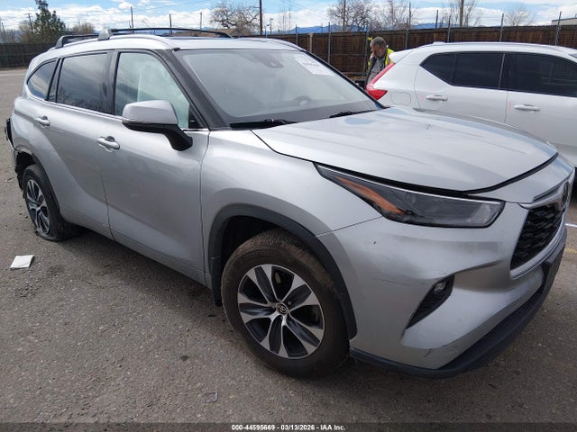 Salvage Toyota Highlander Image