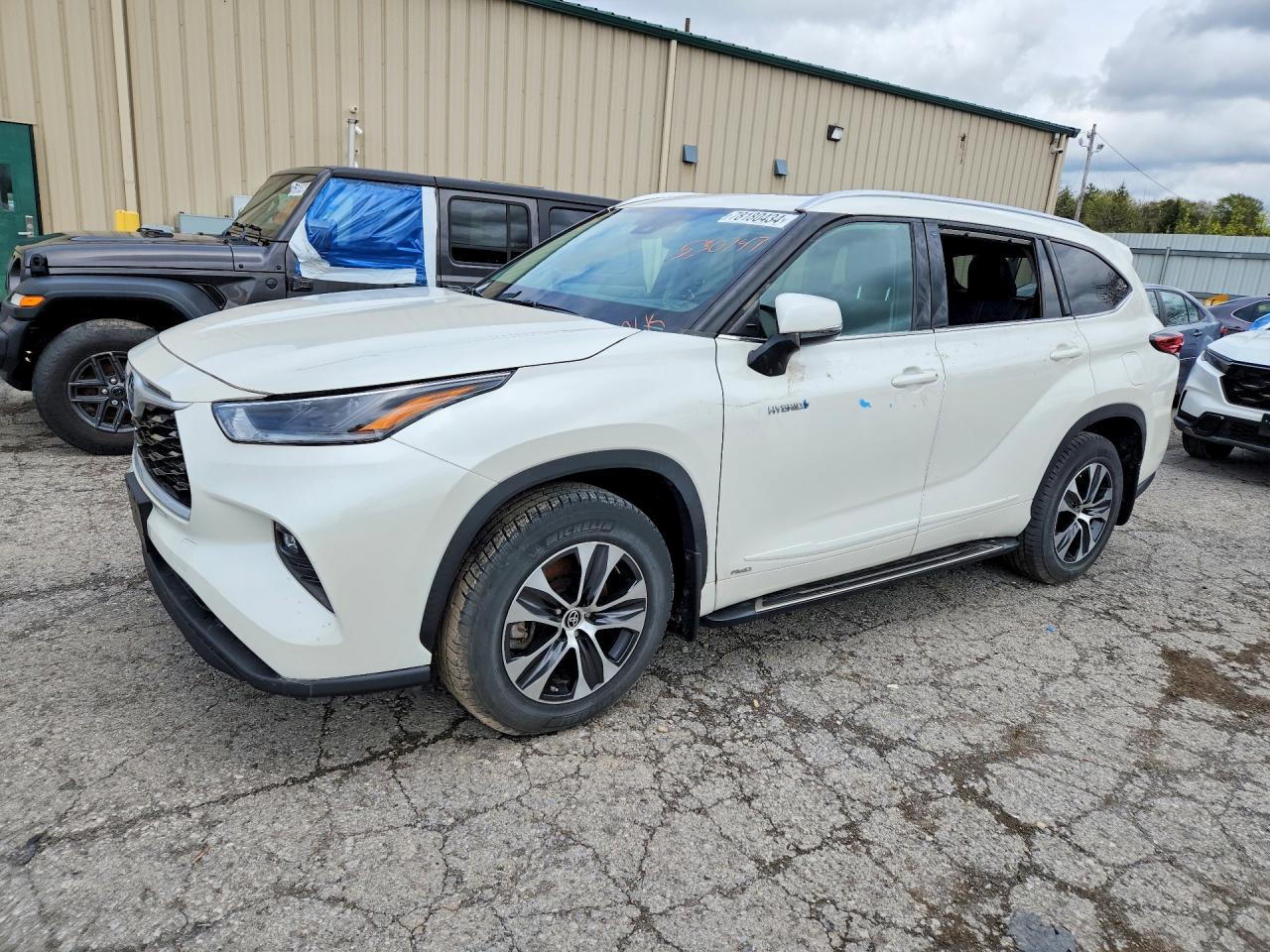 Salvage Toyota Highlander Image