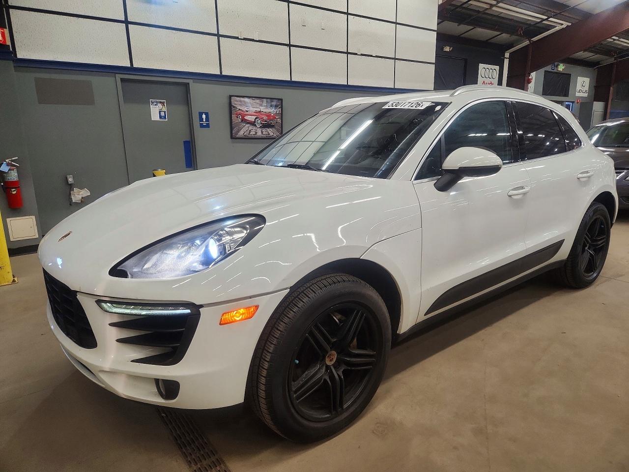 Salvage Porsche Macan Image