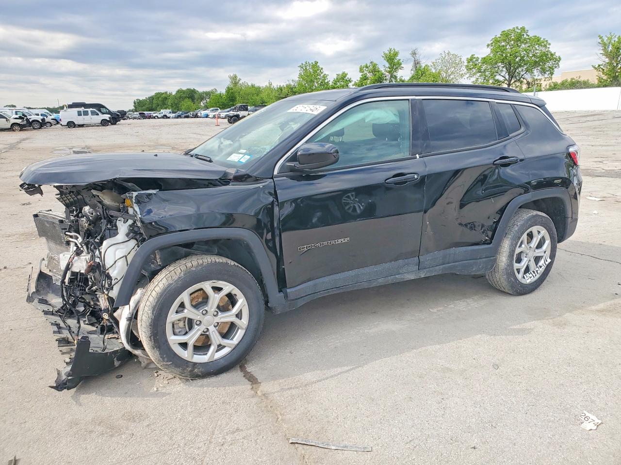 Salvage Jeep Compass Image