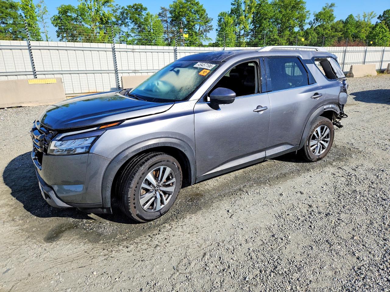 Salvage Nissan Pathfinder Image