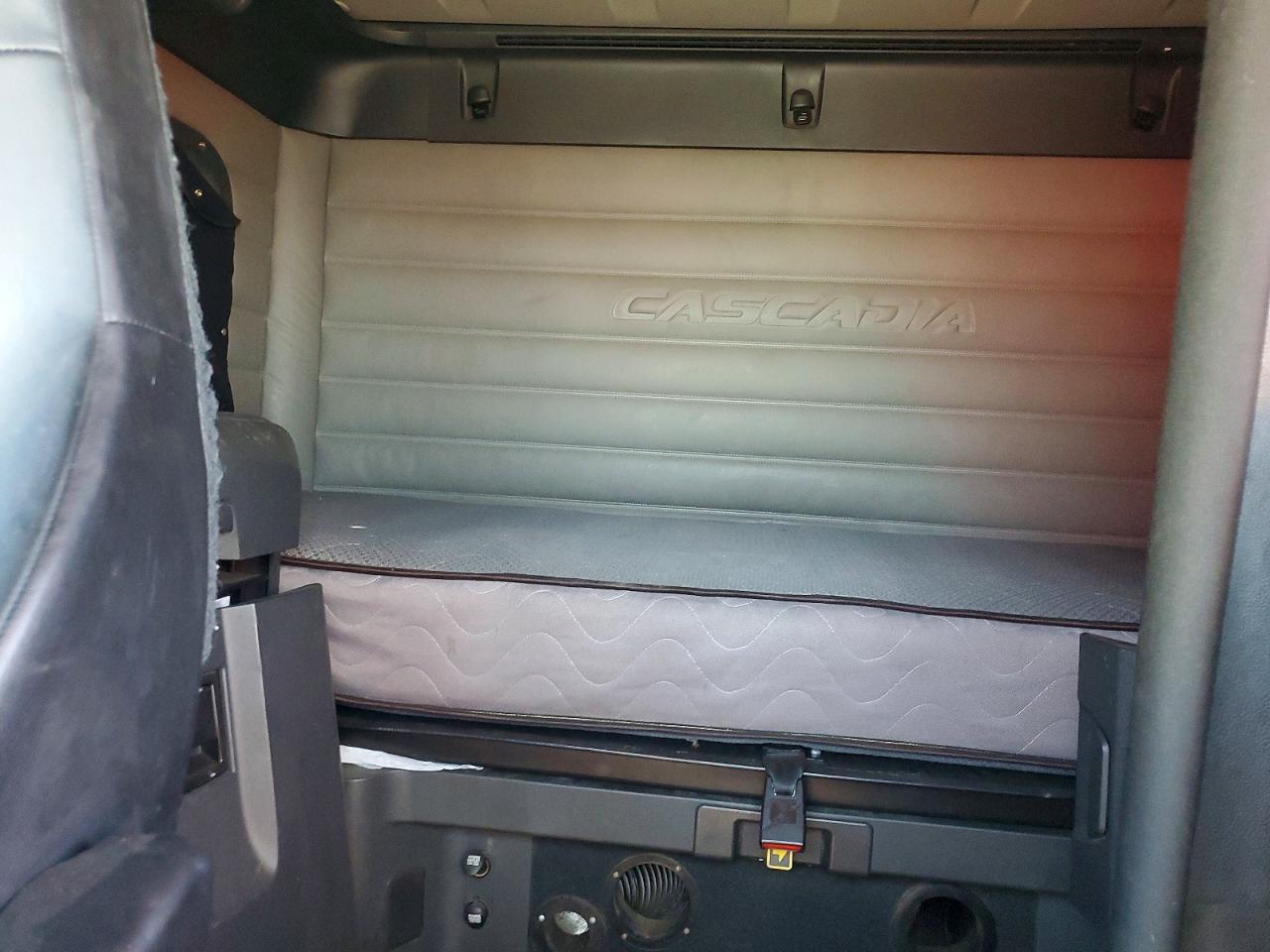 Freigliner Cascadia 126