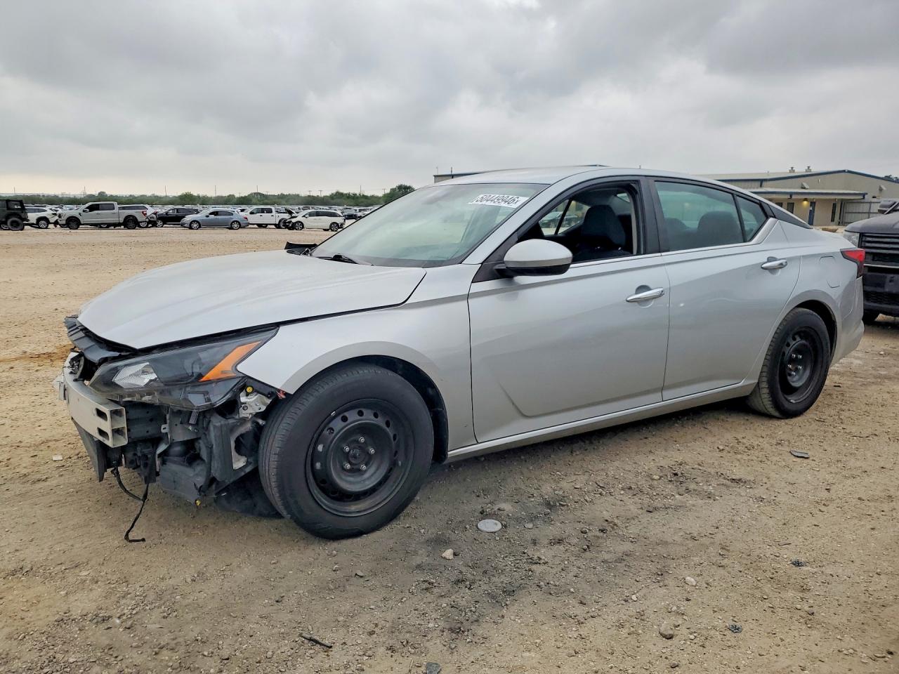 Salvage Nissan Altima Image