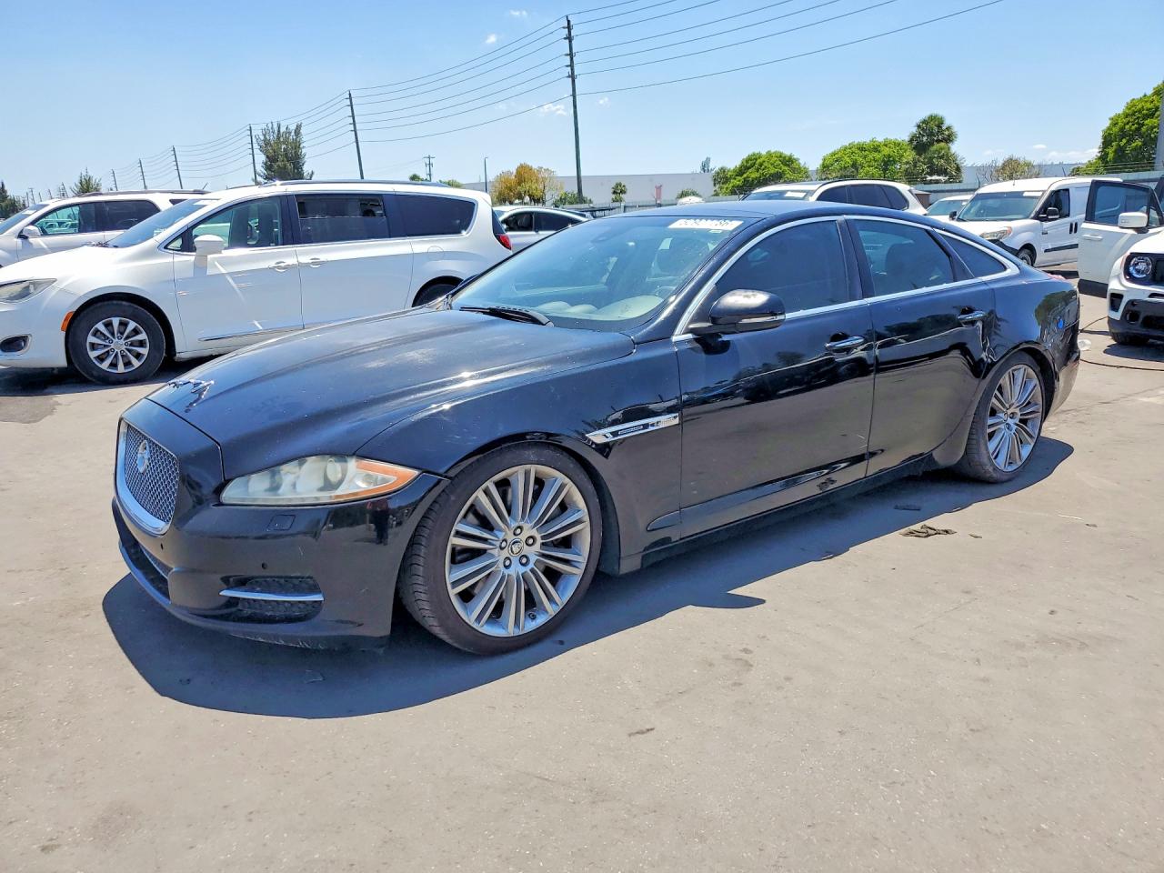 Salvage Jaguar XJ Image