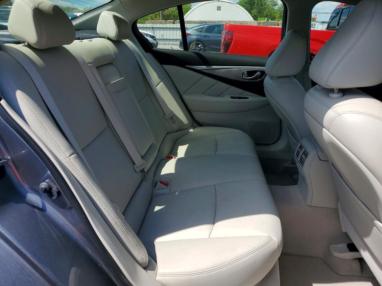 INFINITI Q50 Premium