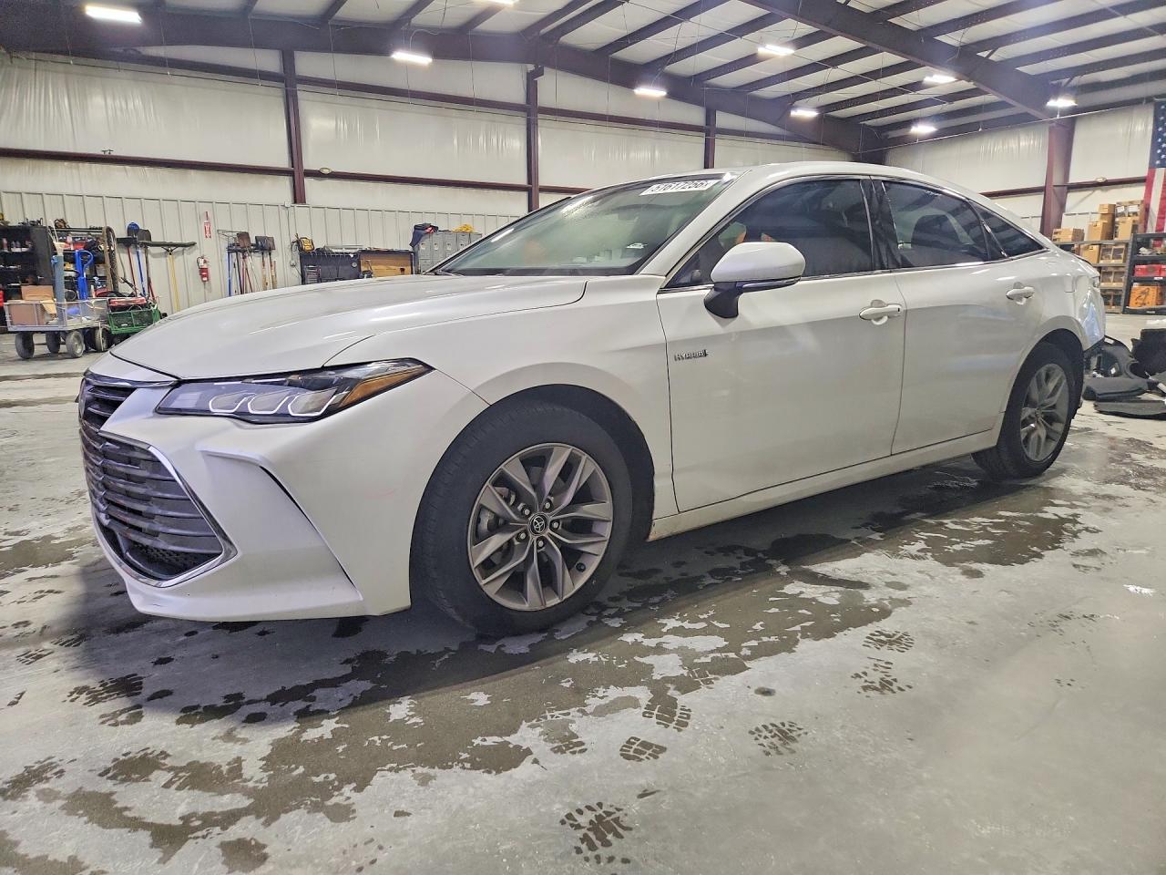 Salvage Toyota Avalon Image