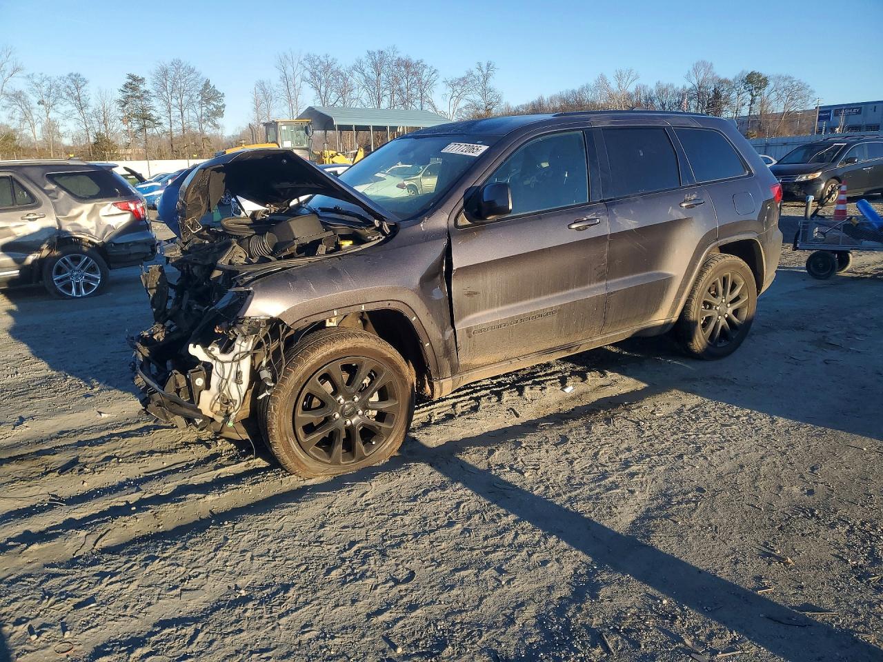 Salvage Jeep Grand Cherokee Image