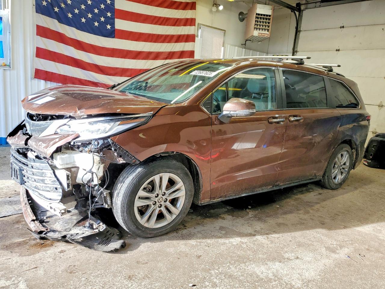 Salvage Toyota Sienna Image