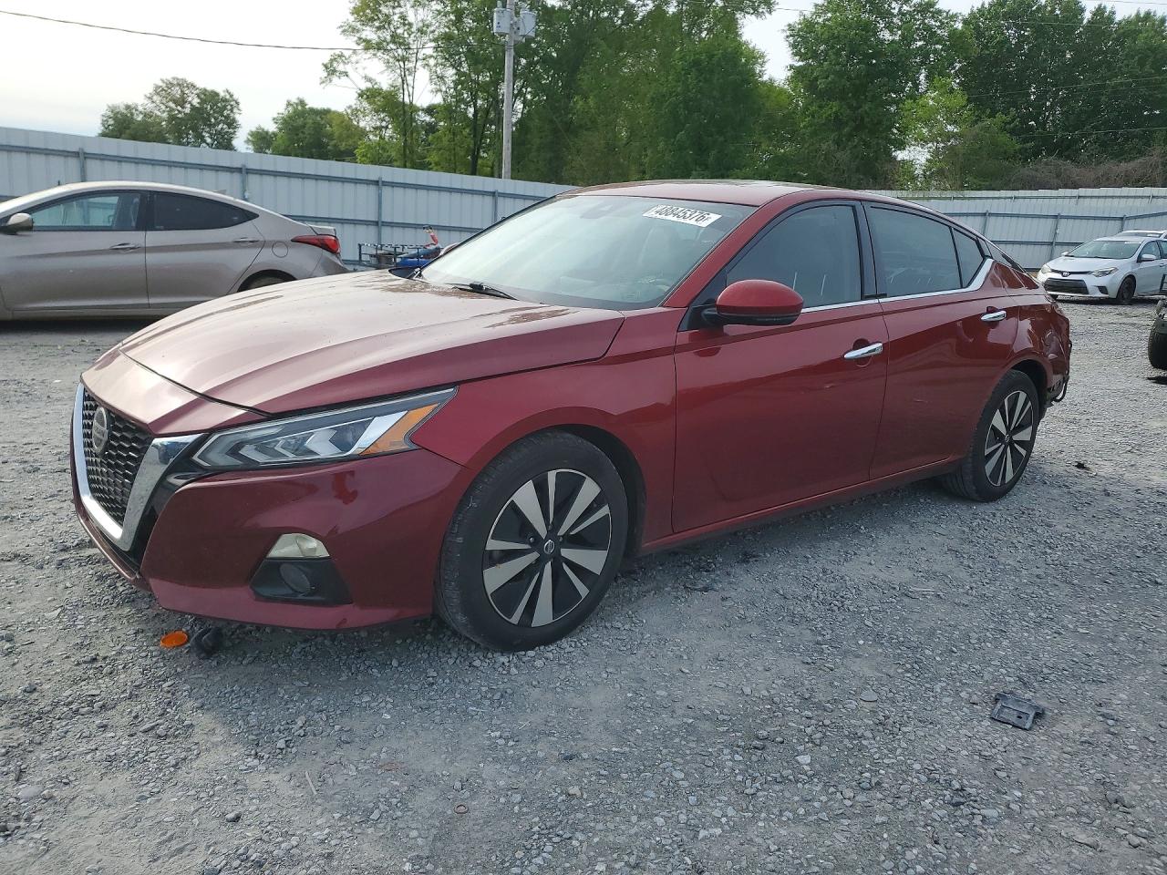 Salvage Nissan Altima Image