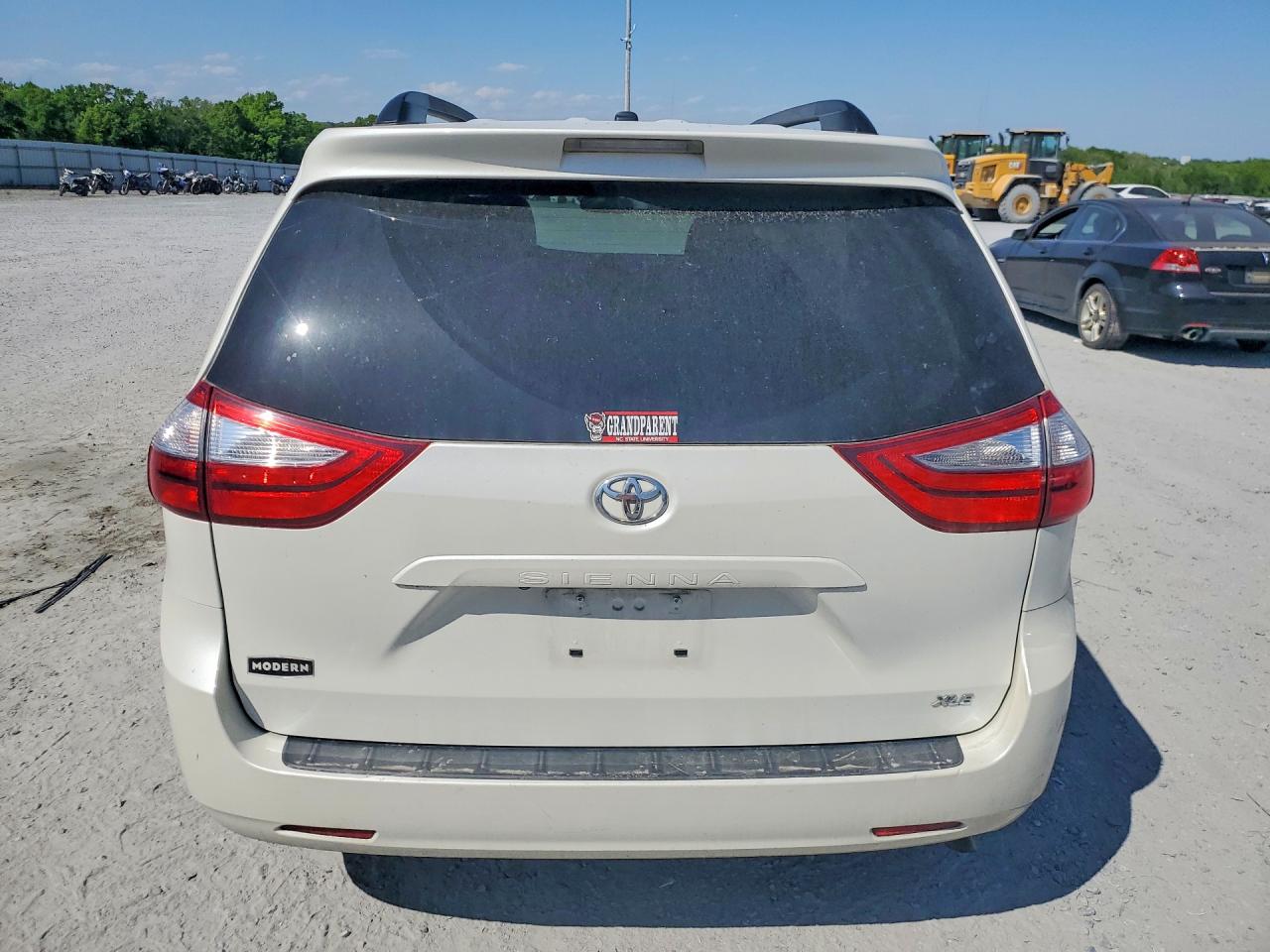 Toyota Sienna Xle 8-passenger