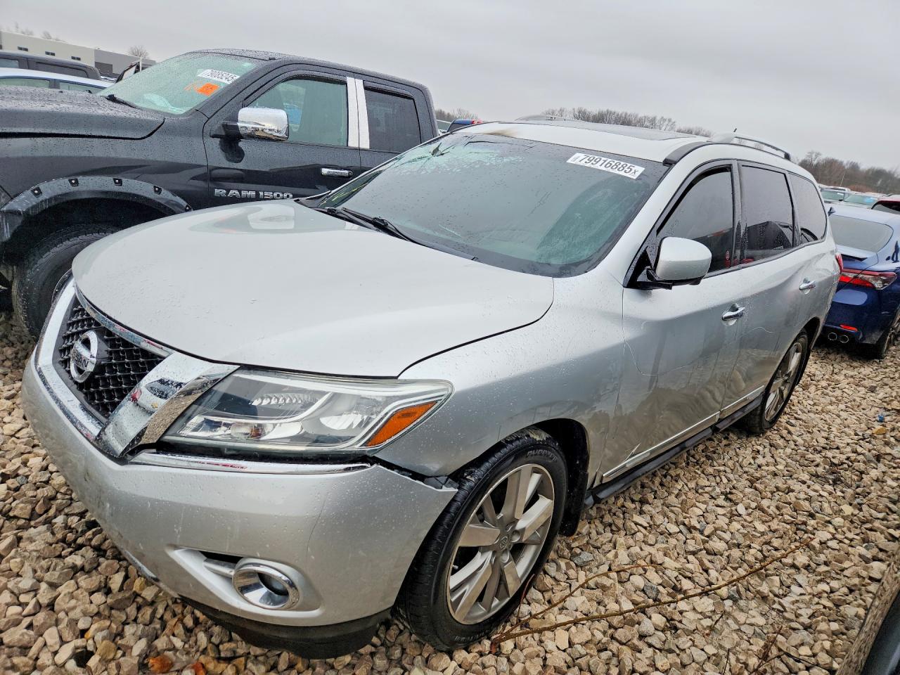 Salvage Nissan Pathfinder Image