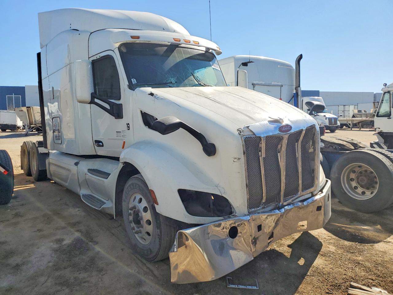 Salvage Peterbilt 579 Image