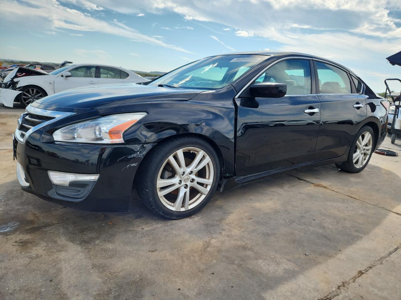Salvage Nissan Altima Image