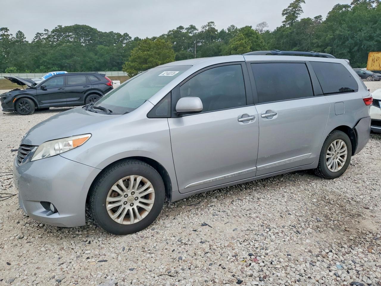 Salvage Toyota Sienna Image