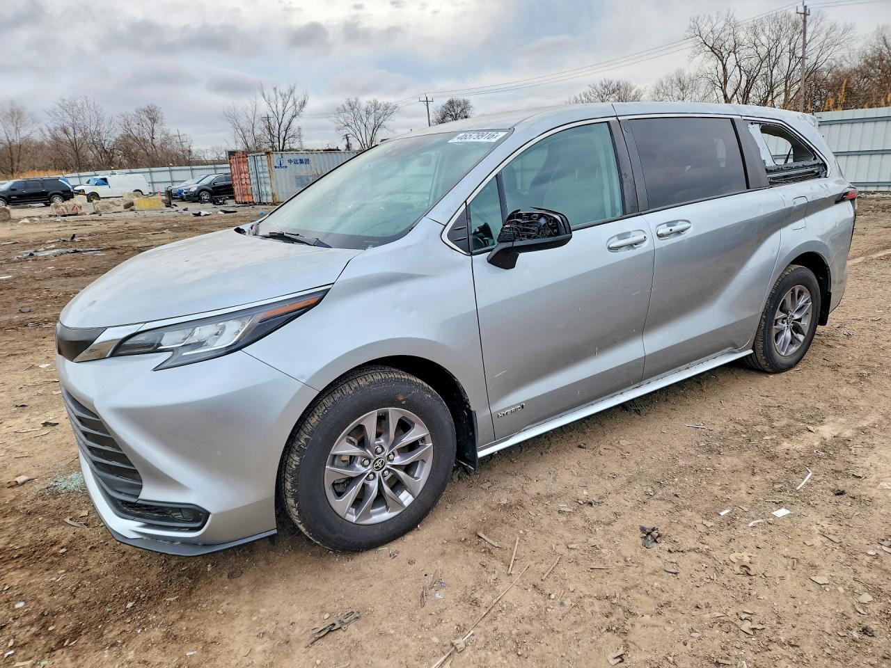 Salvage Toyota Sienna Image