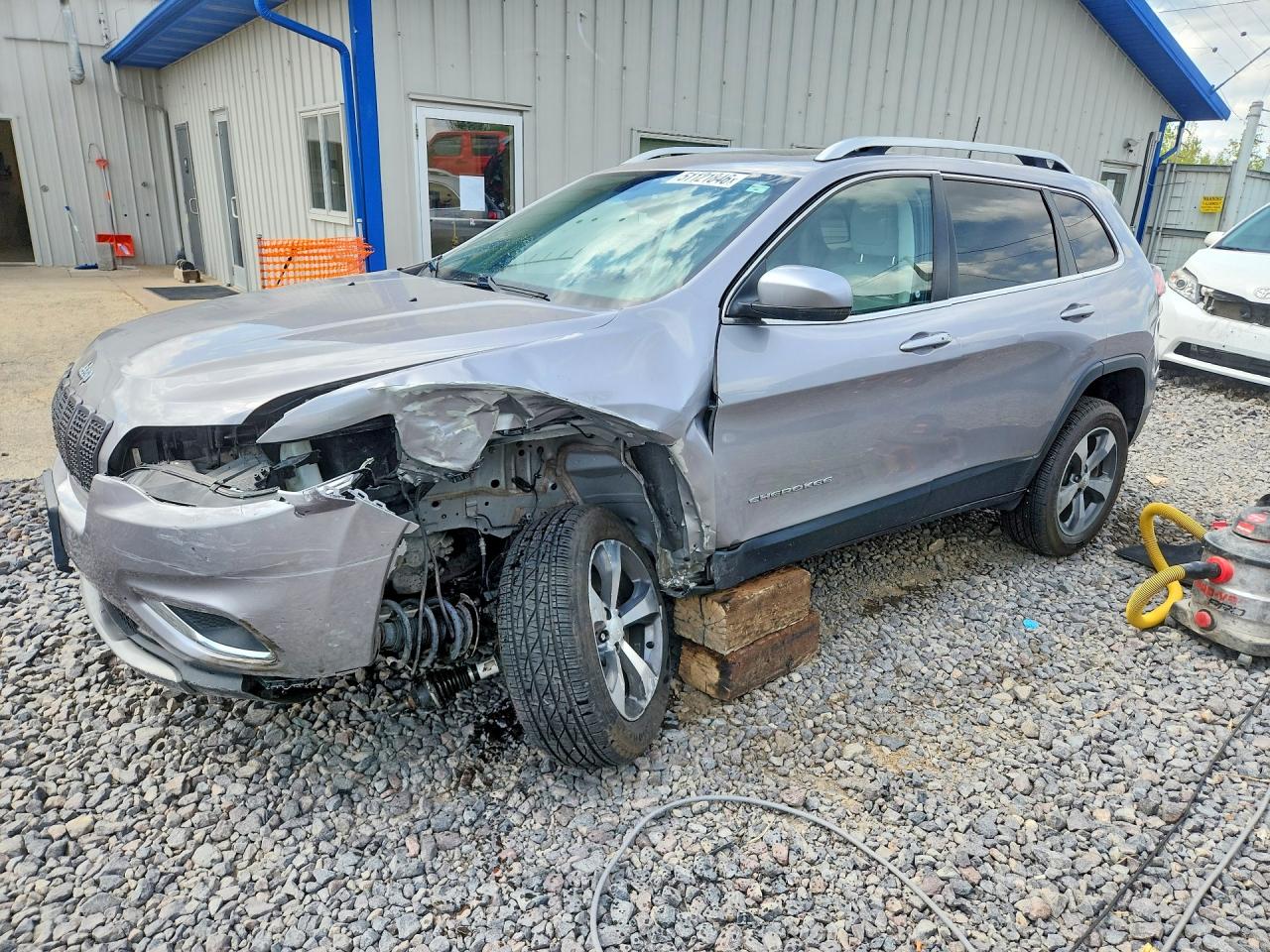 Salvage Jeep Cherokee Image
